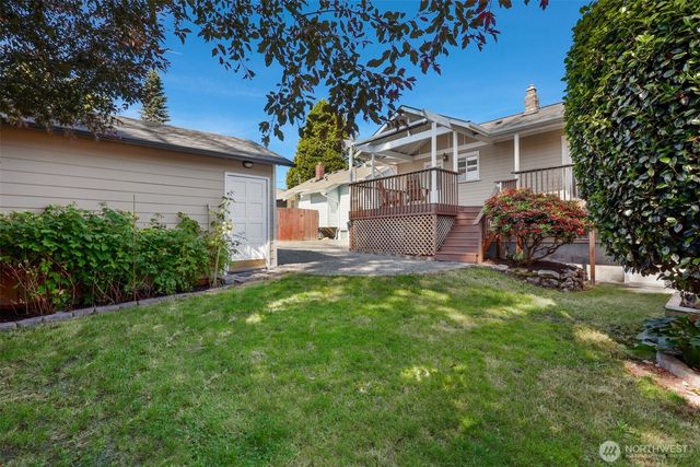 10327 Stone Avenue N, Seattle, WA 98133