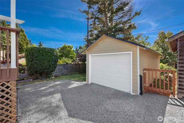 10327 Stone Avenue N, Seattle, WA 98133