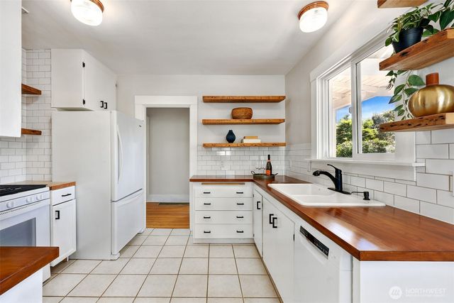 10327 Stone Avenue N, Seattle, WA 98133