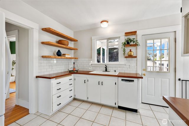 10327 Stone Avenue N, Seattle, WA 98133