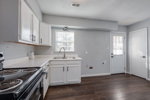 2824 Lockhart Avenue, Dallas, TX 75228
