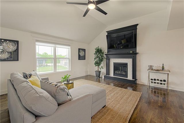 11727 N Laurel Avenue, Kansas City, MO 64157