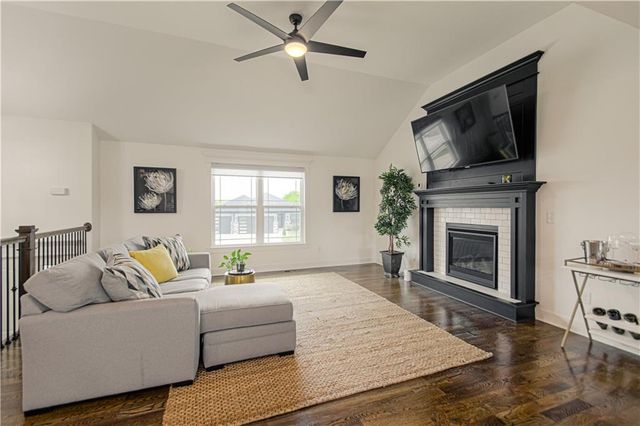 11727 N Laurel Avenue, Kansas City, MO 64157