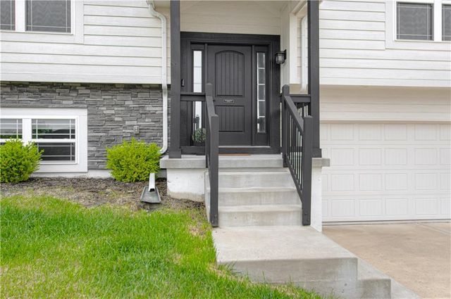 11727 N Laurel Avenue, Kansas City, MO 64157