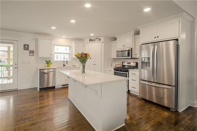 11727 N Laurel Avenue, Kansas City, MO 64157