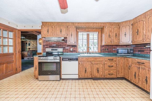 16 Westmont Cir, Shrewsbury, MA 01545