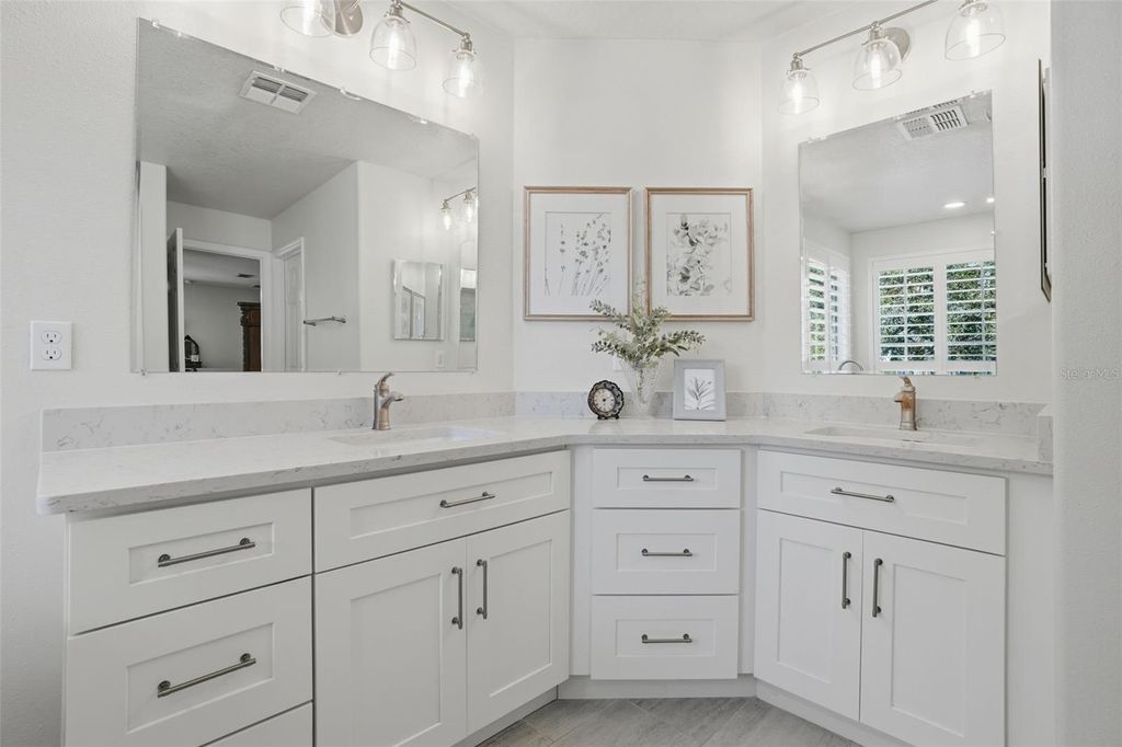 Image 17 of property listing at 10087 BAYWATER BREEZE DRIVE, Orlando, FL 32827