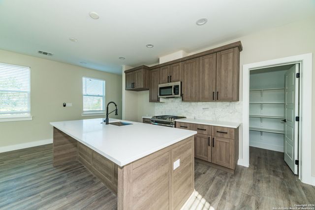 1618 W Lawndale Dr Unit 10, San Antonio, TX 78209