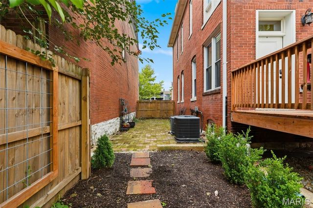 4225 Maryland Avenue, St Louis, MO 63108