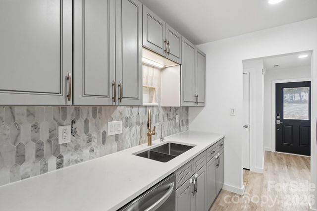 8122 Sherington Way, Charlotte, NC 28227