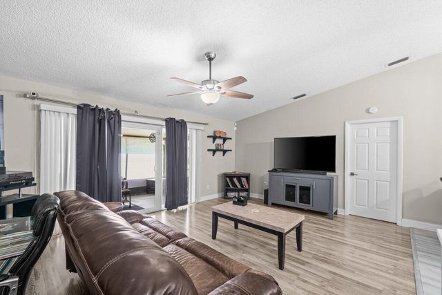 18 Winchmore Lane, Boynton Beach, FL 33426