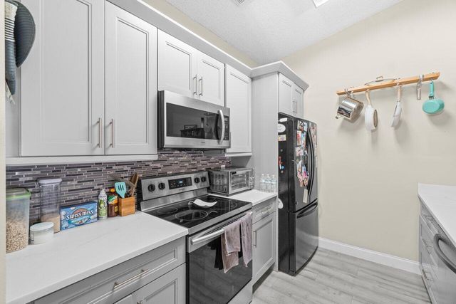 18 Winchmore Lane, Boynton Beach, FL 33426