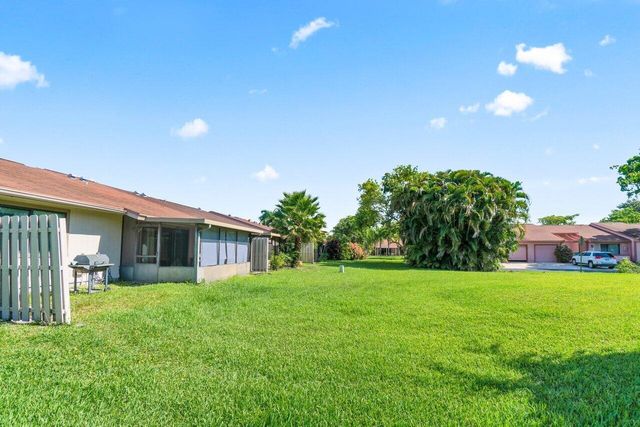 18 Winchmore Lane, Boynton Beach, FL 33426