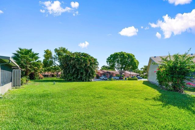 18 Winchmore Lane, Boynton Beach, FL 33426