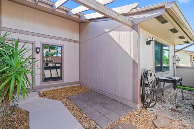 18 Winchmore Lane, Boynton Beach, FL 33426