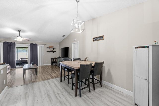 18 Winchmore Lane, Boynton Beach, FL 33426