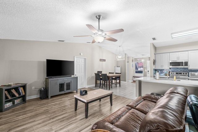 18 Winchmore Lane, Boynton Beach, FL 33426