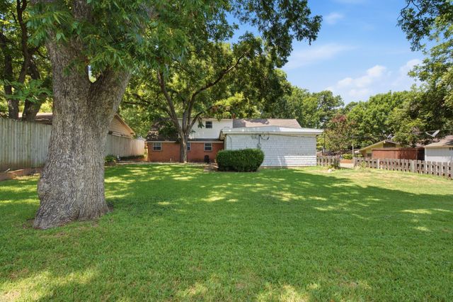 1301 Colonial Court, Arlington, TX 76013