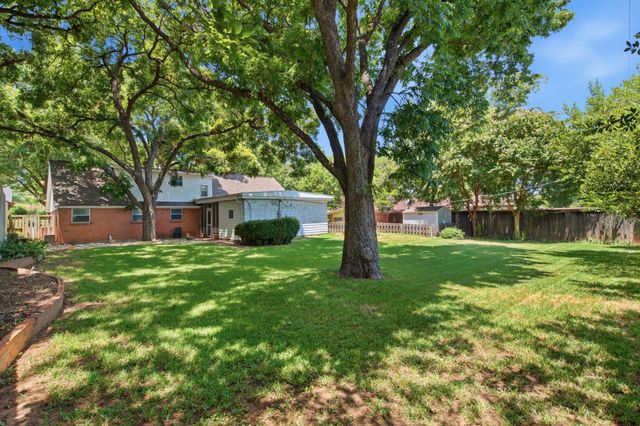 1301 Colonial Court, Arlington, TX 76013