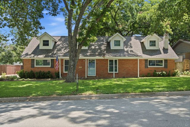 1301 Colonial Court, Arlington, TX 76013