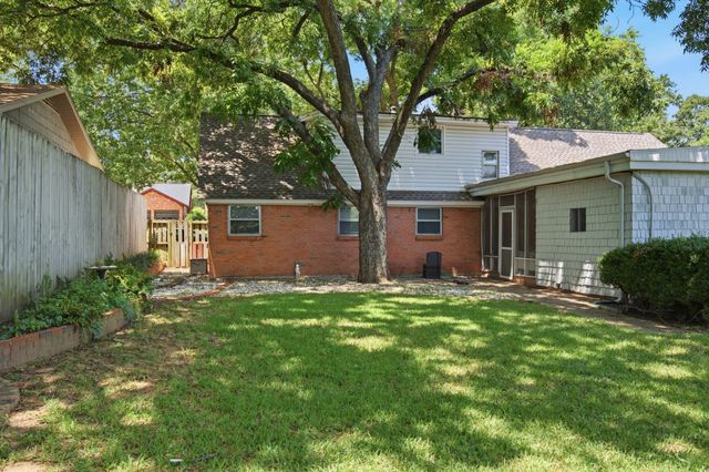 1301 Colonial Court, Arlington, TX 76013