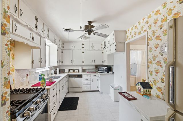 1301 Colonial Court, Arlington, TX 76013