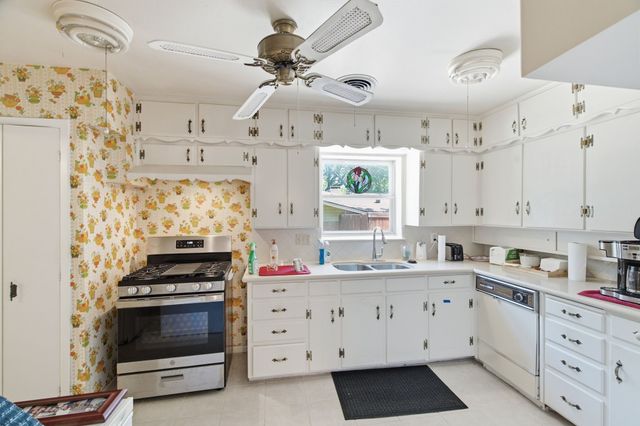1301 Colonial Court, Arlington, TX 76013