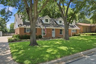 1301 Colonial Court, Arlington, TX 76013