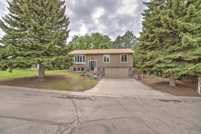 5 Glacial Court, Minot, ND 58703