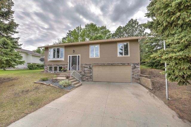 5 Glacial Court, Minot, ND 58703