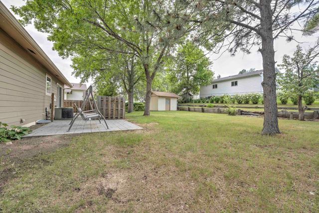 5 Glacial Court, Minot, ND 58703