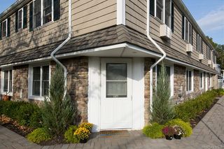 6 Richland Boulevard 15, Brightwaters, NY 11718