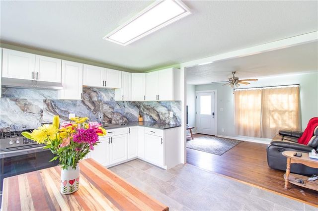 1211 N Cedar Crest Drive, Independence, MO 64056