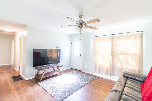 1211 N Cedar Crest Drive, Independence, MO 64056