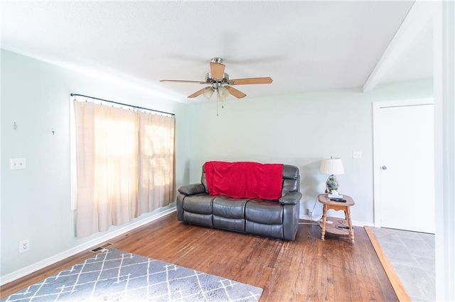 1211 N Cedar Crest Drive, Independence, MO 64056