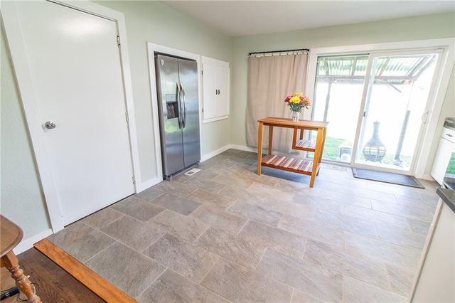 1211 N Cedar Crest Drive, Independence, MO 64056