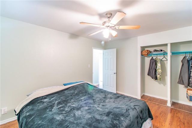 1211 N Cedar Crest Drive, Independence, MO 64056