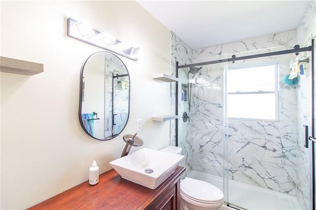 1211 N Cedar Crest Drive, Independence, MO 64056