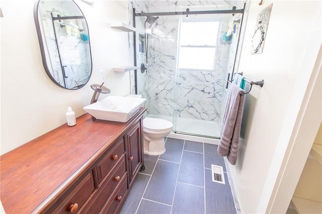 1211 N Cedar Crest Drive, Independence, MO 64056