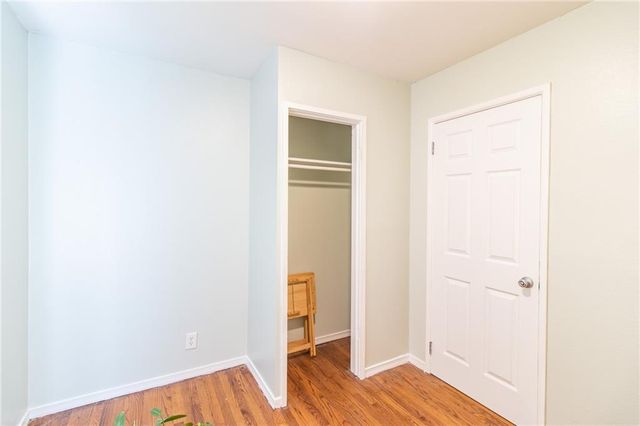 1211 N Cedar Crest Drive, Independence, MO 64056