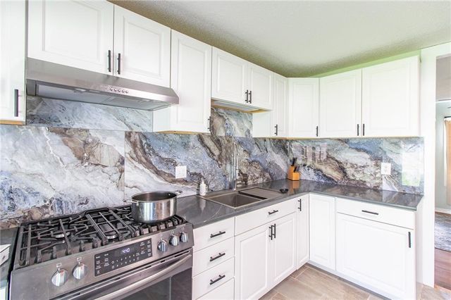 1211 N Cedar Crest Drive, Independence, MO 64056