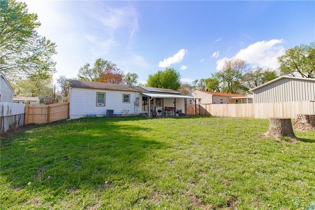 1211 N Cedar Crest Drive, Independence, MO 64056