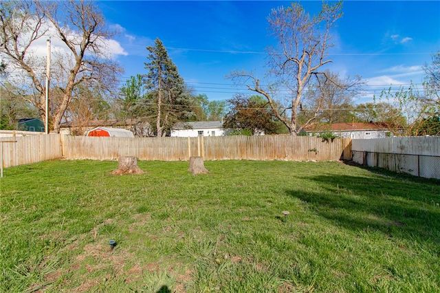 1211 N Cedar Crest Drive, Independence, MO 64056