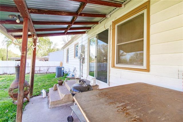 1211 N Cedar Crest Drive, Independence, MO 64056