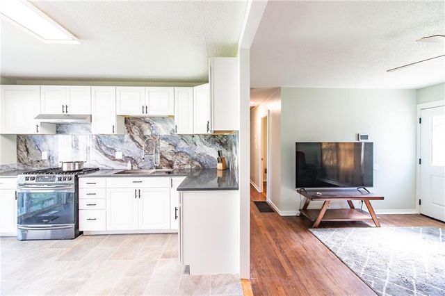 1211 N Cedar Crest Drive, Independence, MO 64056