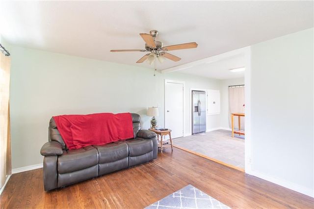 1211 N Cedar Crest Drive, Independence, MO 64056