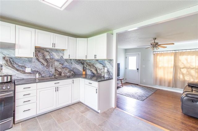 1211 N Cedar Crest Drive, Independence, MO 64056