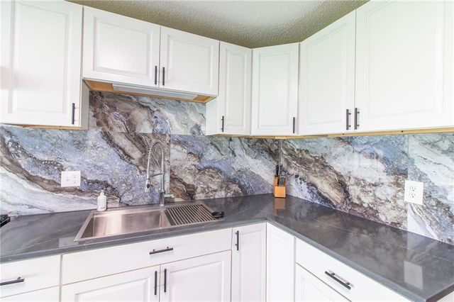 1211 N Cedar Crest Drive, Independence, MO 64056