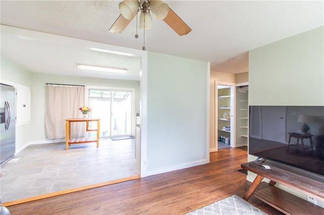 1211 N Cedar Crest Drive, Independence, MO 64056