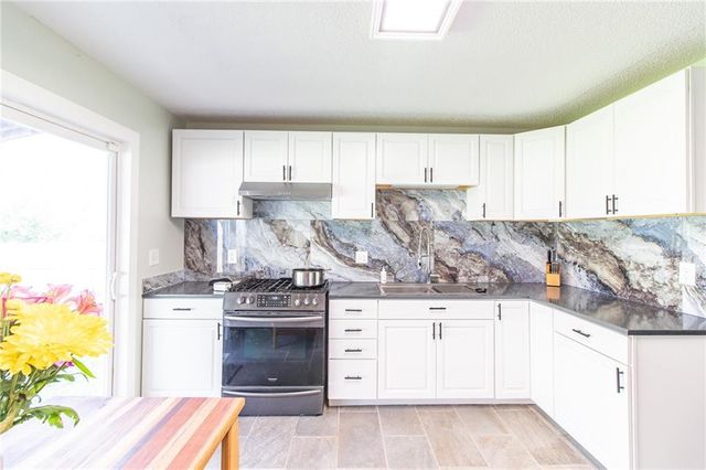 1211 N Cedar Crest Drive, Independence, MO 64056